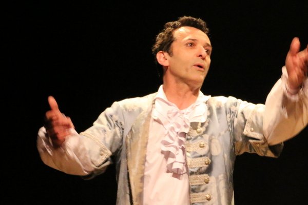  photo de Scapin tout seul à la Ferme-Théâtre de Bellevue