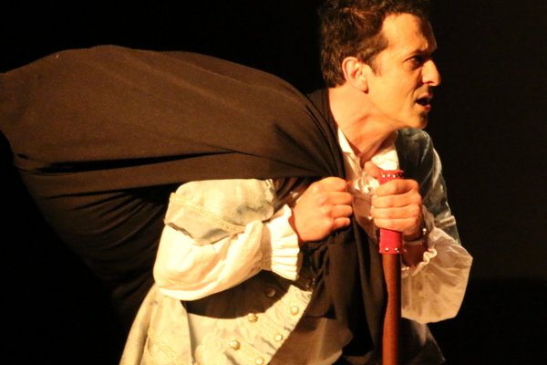  photo de Scapin tout seul à la Ferme-Théâtre de Bellevue