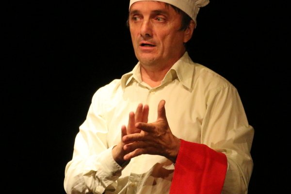  photo de Pierre Aucaigne dans « Cessez » à la Ferme-Théâtre de Bellevue